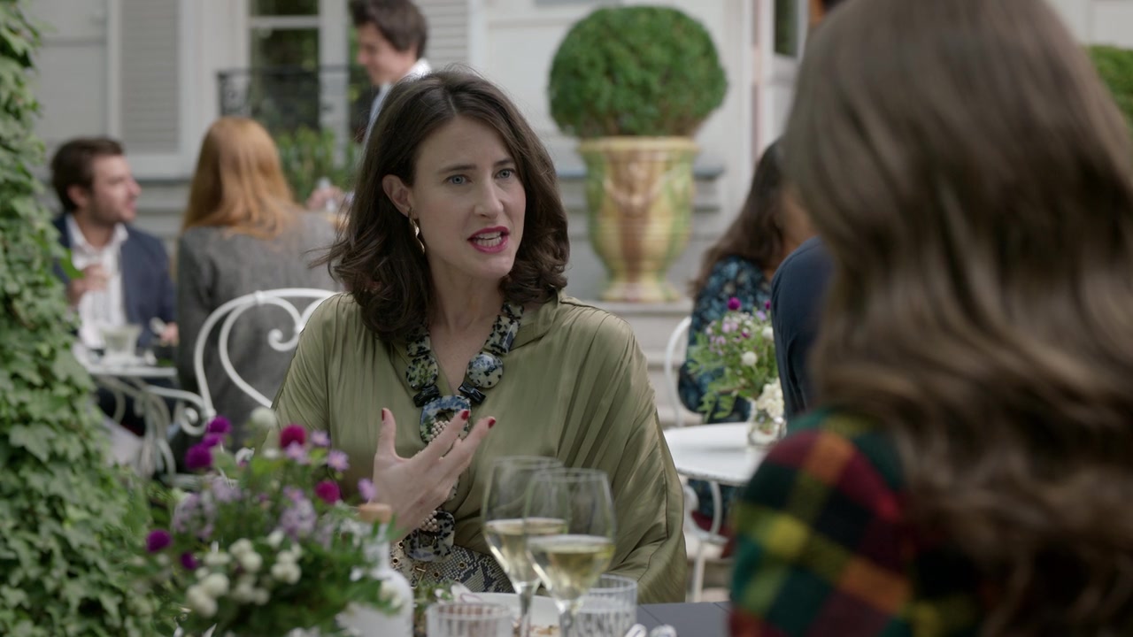 Emily_in_Paris_S01E05_Faux_Amis_720p_NF_WEB-DL_DDP5_1_x264-BTN_0691.jpg