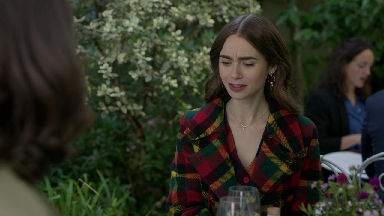 Emily_in_Paris_S01E05_Faux_Amis_720p_NF_WEB-DL_DDP5_1_x264-BTN_0699.jpg