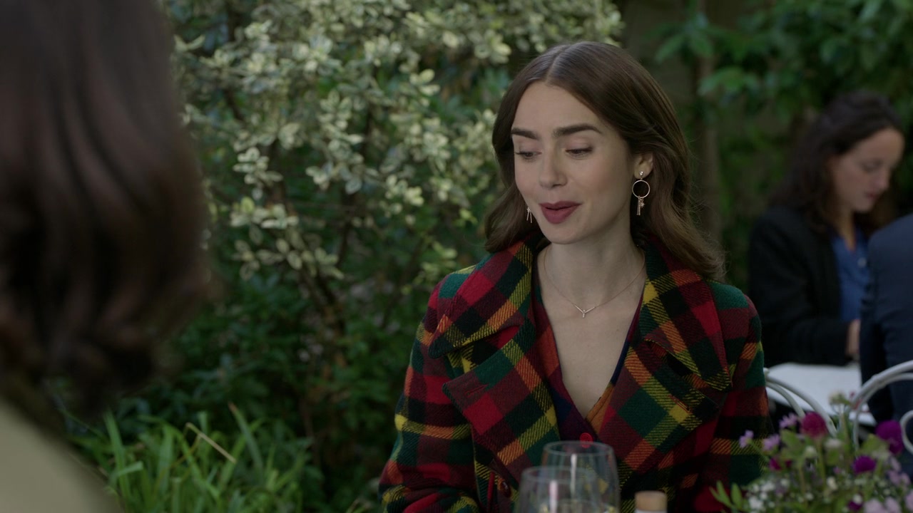 Emily_in_Paris_S01E05_Faux_Amis_720p_NF_WEB-DL_DDP5_1_x264-BTN_0702.jpg