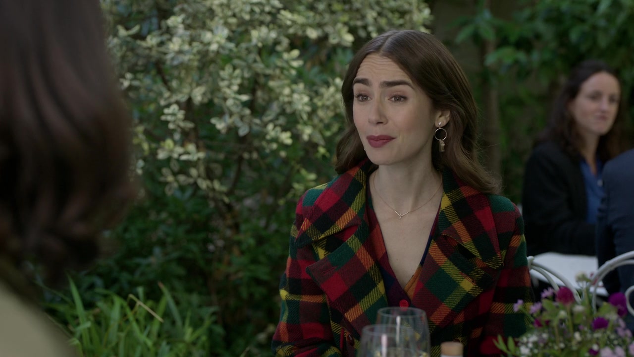 Emily_in_Paris_S01E05_Faux_Amis_720p_NF_WEB-DL_DDP5_1_x264-BTN_0703.jpg