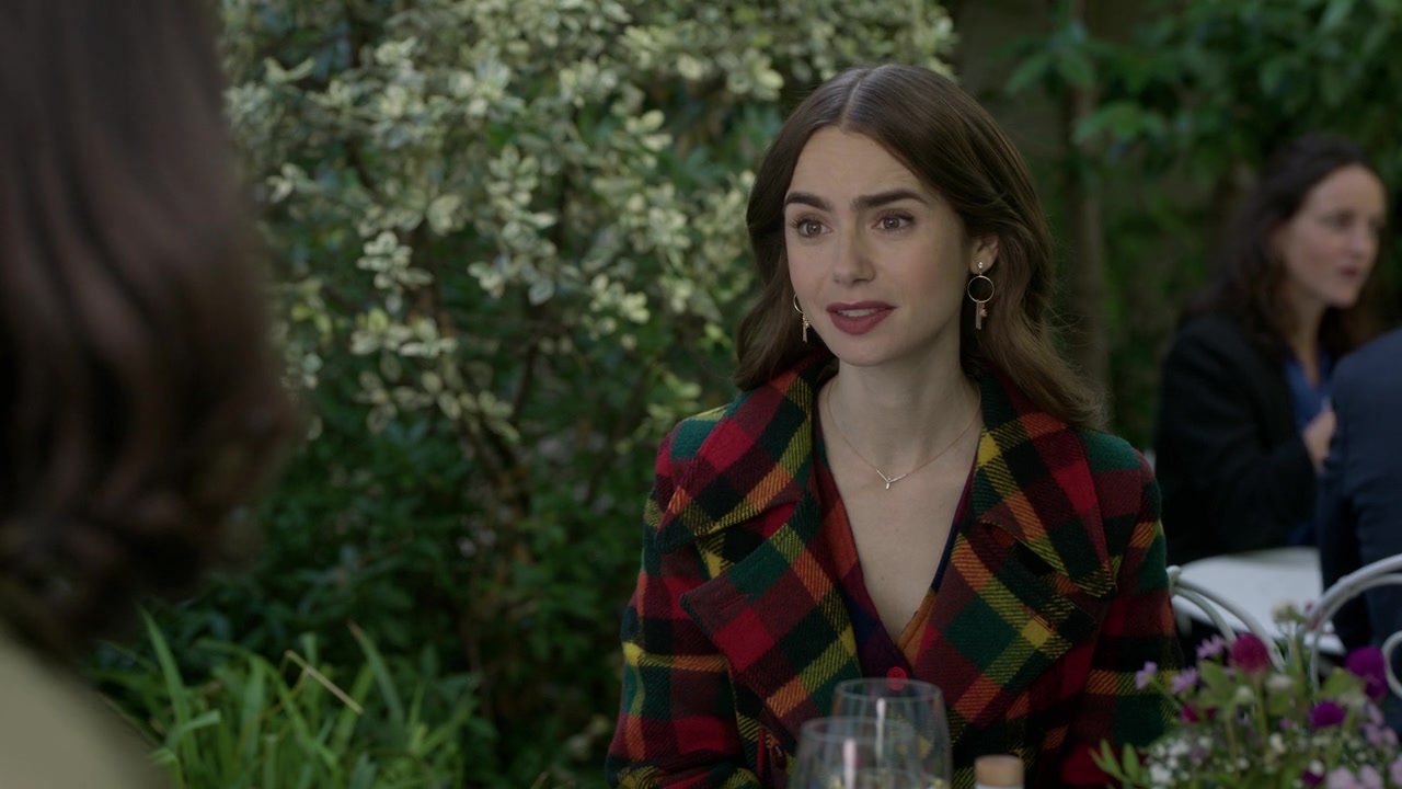 Emily_in_Paris_S01E05_Faux_Amis_720p_NF_WEB-DL_DDP5_1_x264-BTN_0704.jpg