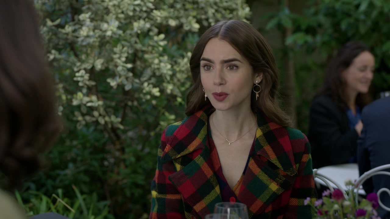 Emily_in_Paris_S01E05_Faux_Amis_720p_NF_WEB-DL_DDP5_1_x264-BTN_0706.jpg