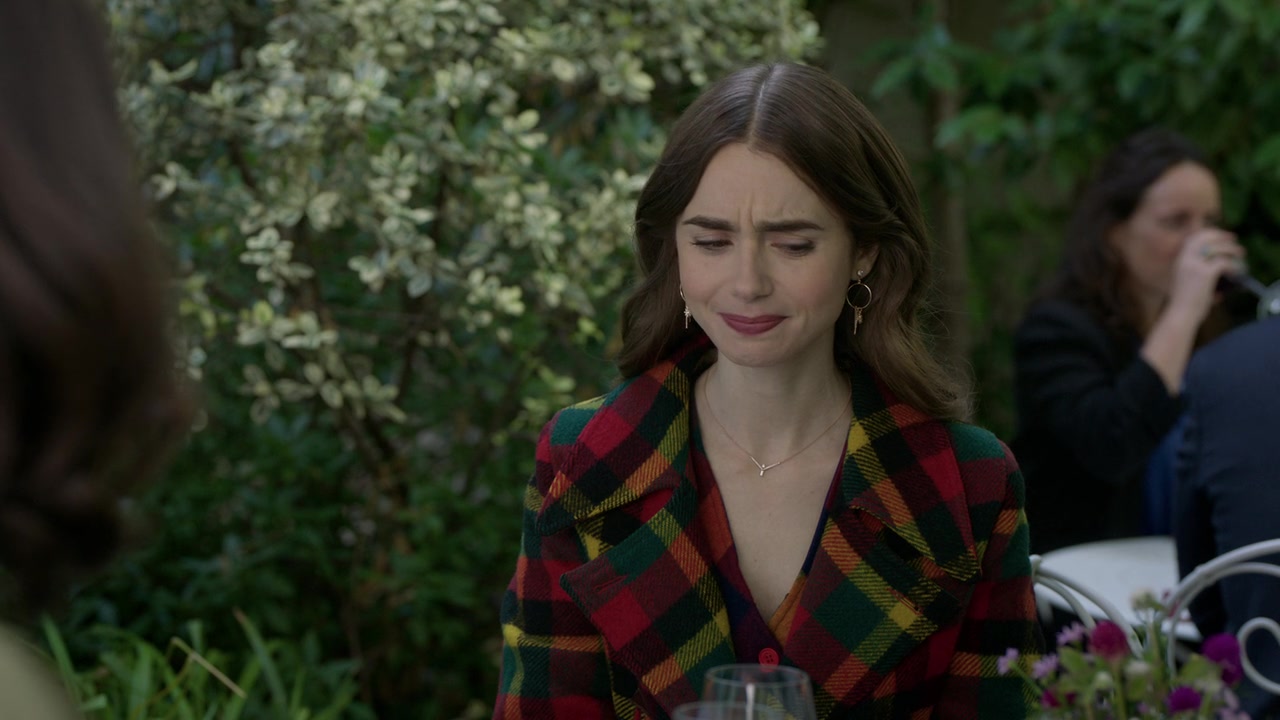 Emily_in_Paris_S01E05_Faux_Amis_720p_NF_WEB-DL_DDP5_1_x264-BTN_0708.jpg