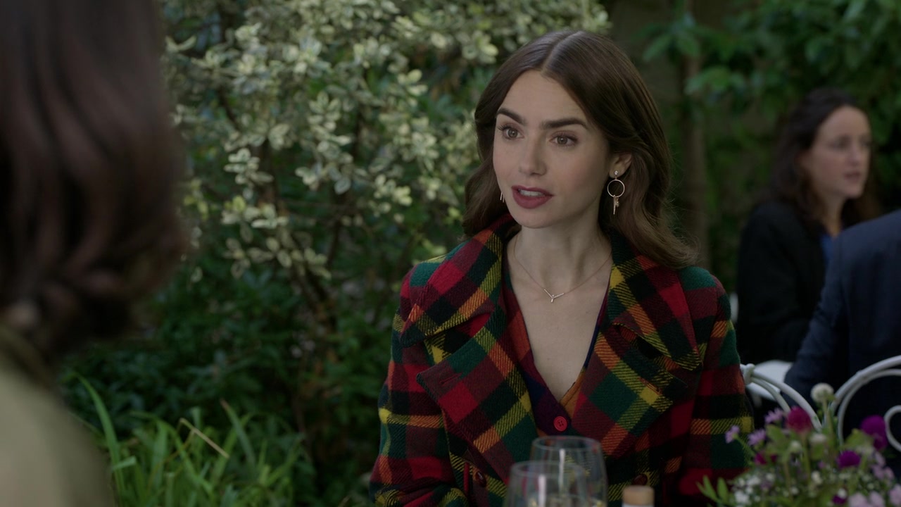 Emily_in_Paris_S01E05_Faux_Amis_720p_NF_WEB-DL_DDP5_1_x264-BTN_0714.jpg