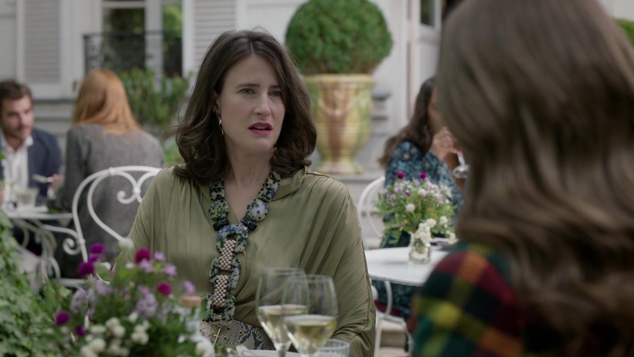 Emily_in_Paris_S01E05_Faux_Amis_720p_NF_WEB-DL_DDP5_1_x264-BTN_0731.jpg