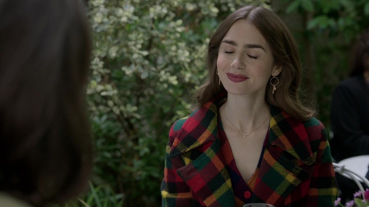 Emily_in_Paris_S01E05_Faux_Amis_720p_NF_WEB-DL_DDP5_1_x264-BTN_0733.jpg