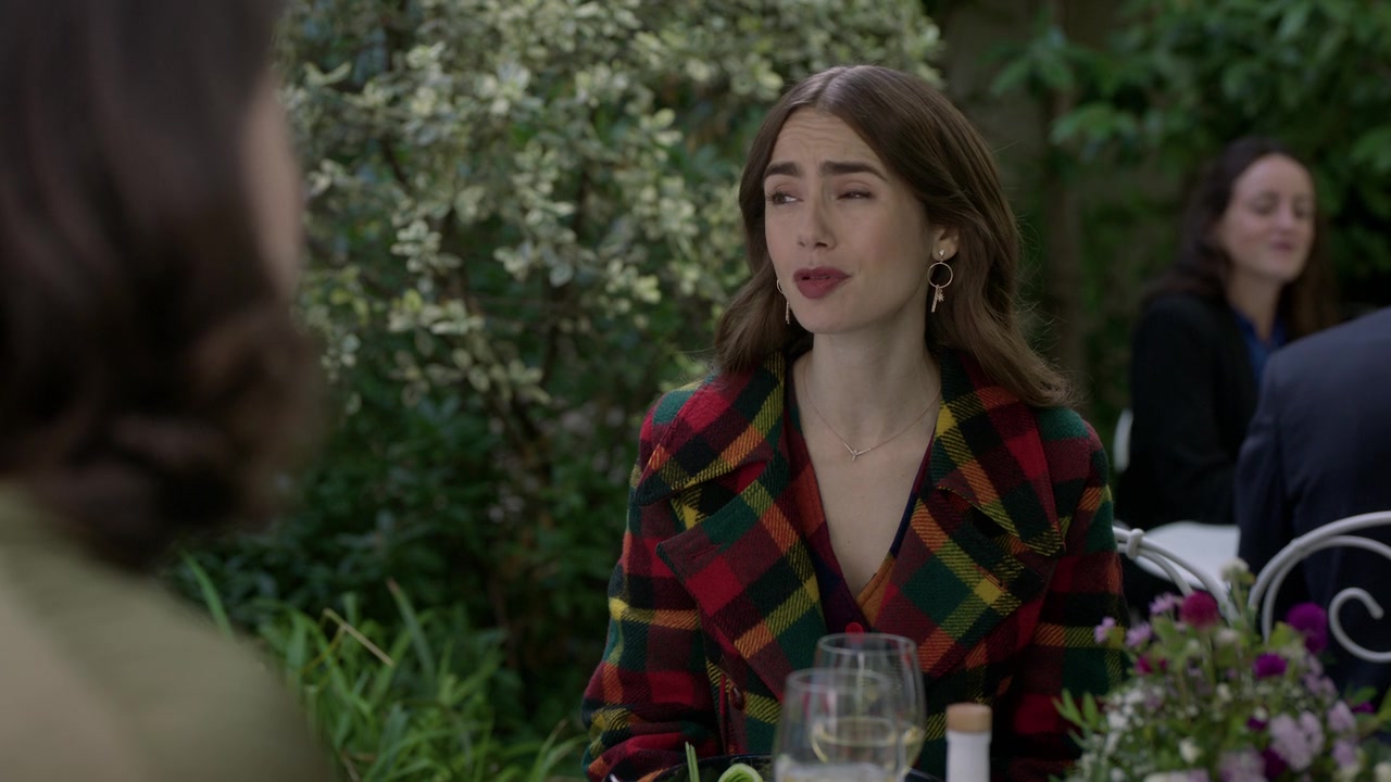 Emily_in_Paris_S01E05_Faux_Amis_720p_NF_WEB-DL_DDP5_1_x264-BTN_0741.jpg