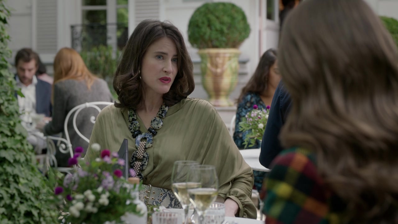 Emily_in_Paris_S01E05_Faux_Amis_720p_NF_WEB-DL_DDP5_1_x264-BTN_0768.jpg