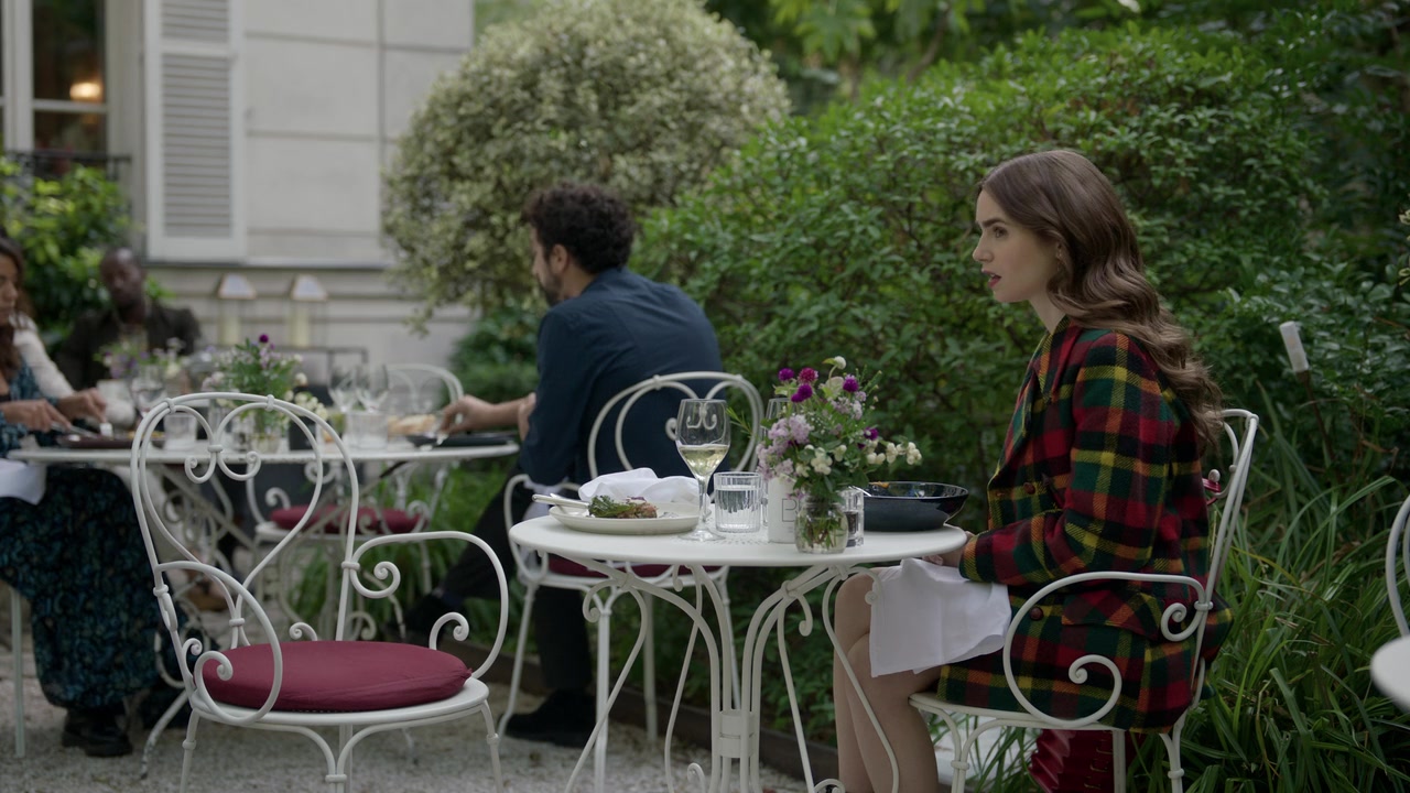 Emily_in_Paris_S01E05_Faux_Amis_720p_NF_WEB-DL_DDP5_1_x264-BTN_0771.jpg