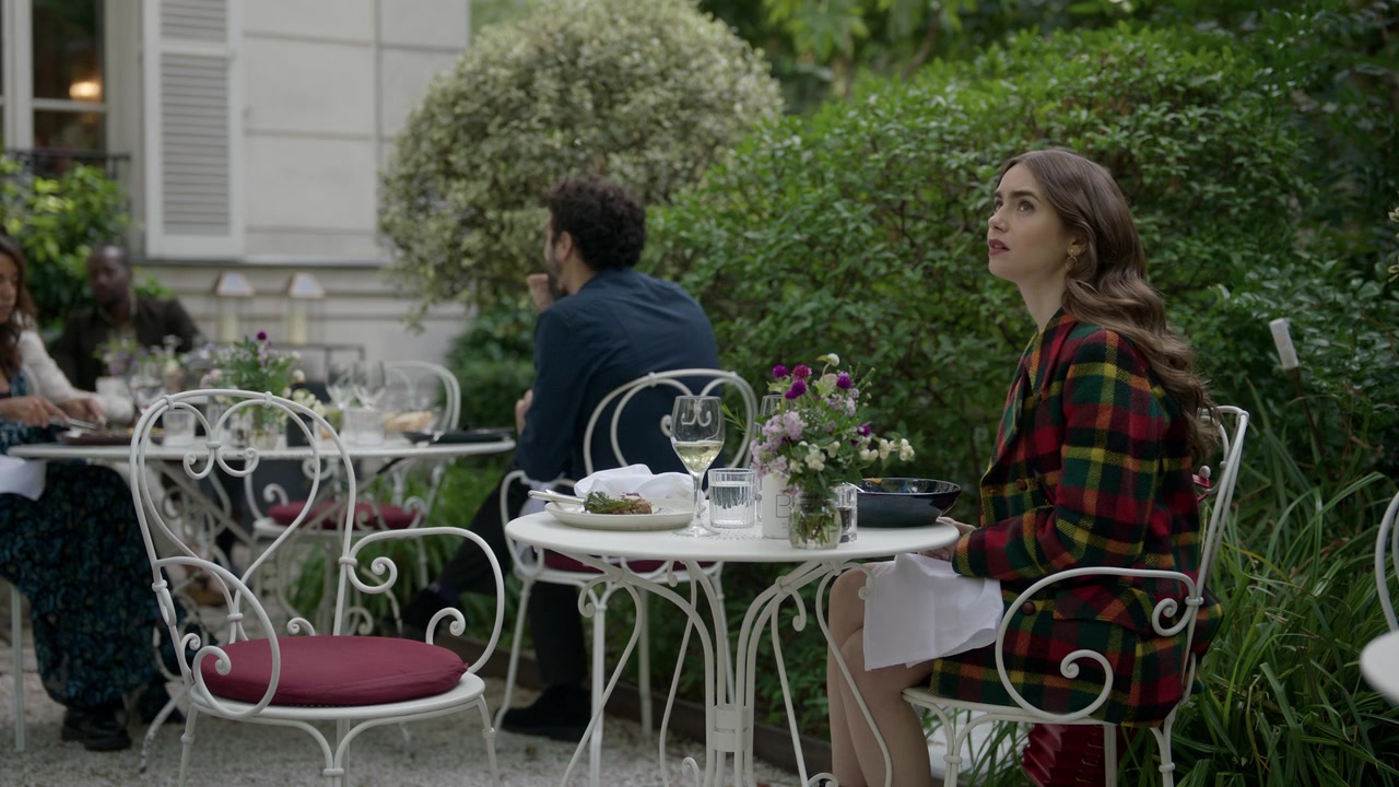 Emily_in_Paris_S01E05_Faux_Amis_720p_NF_WEB-DL_DDP5_1_x264-BTN_0772.jpg Emily_in_Paris_S01E05_Faux_Amis_720p_NF_WEB-DL_DDP5_1_x264-BTN_0772.jpg