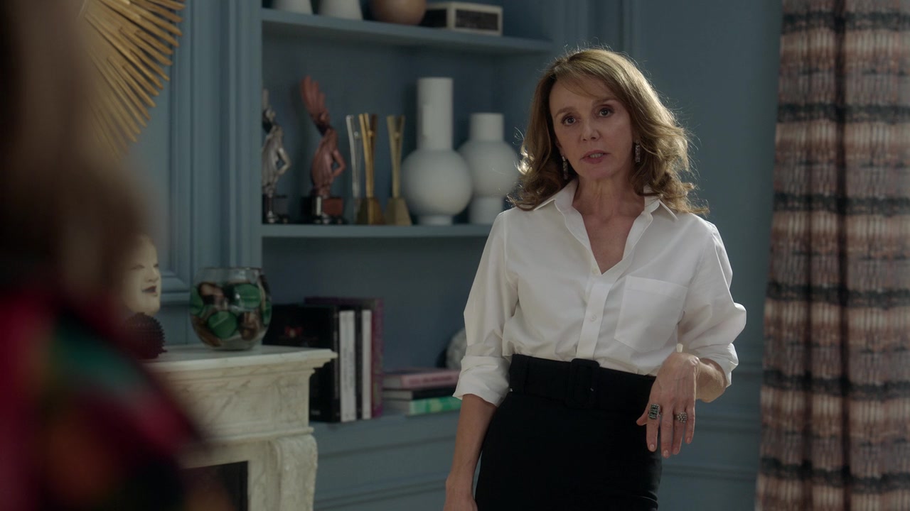 Emily_in_Paris_S01E05_Faux_Amis_720p_NF_WEB-DL_DDP5_1_x264-BTN_0781.jpg