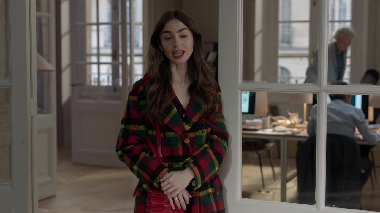 Emily_in_Paris_S01E05_Faux_Amis_720p_NF_WEB-DL_DDP5_1_x264-BTN_0789.jpg