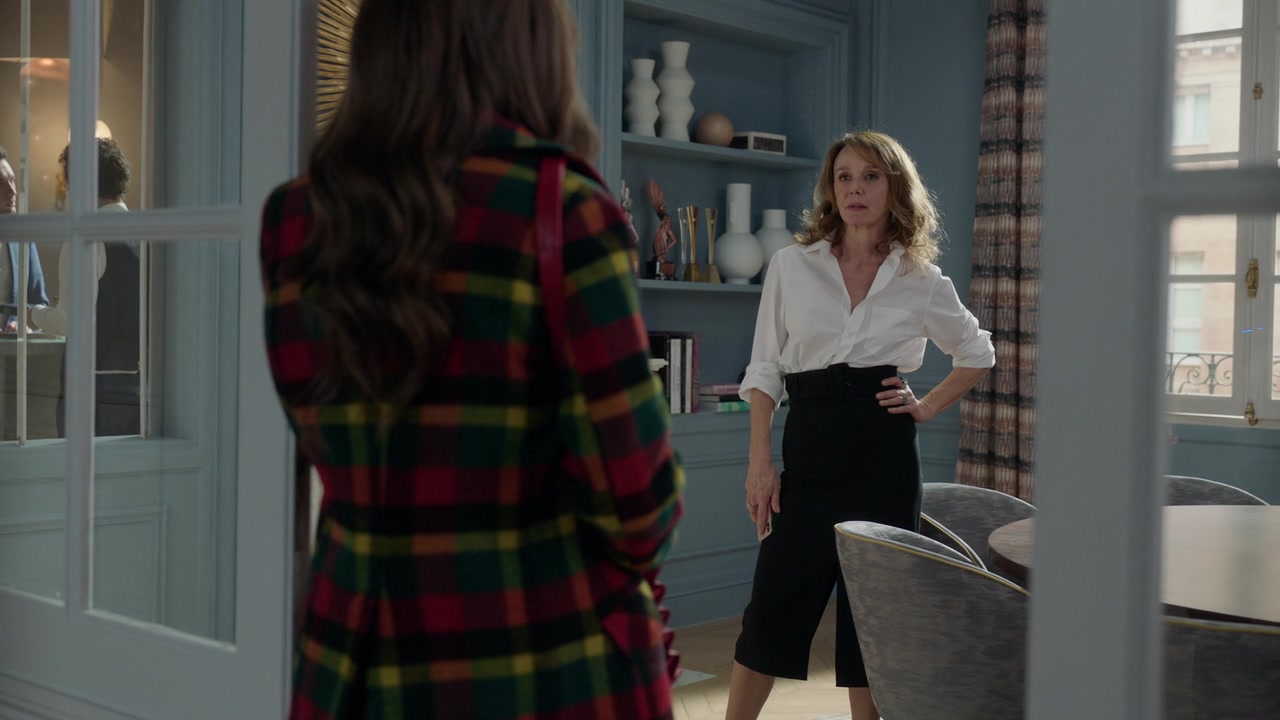 Emily_in_Paris_S01E05_Faux_Amis_720p_NF_WEB-DL_DDP5_1_x264-BTN_0800.jpg