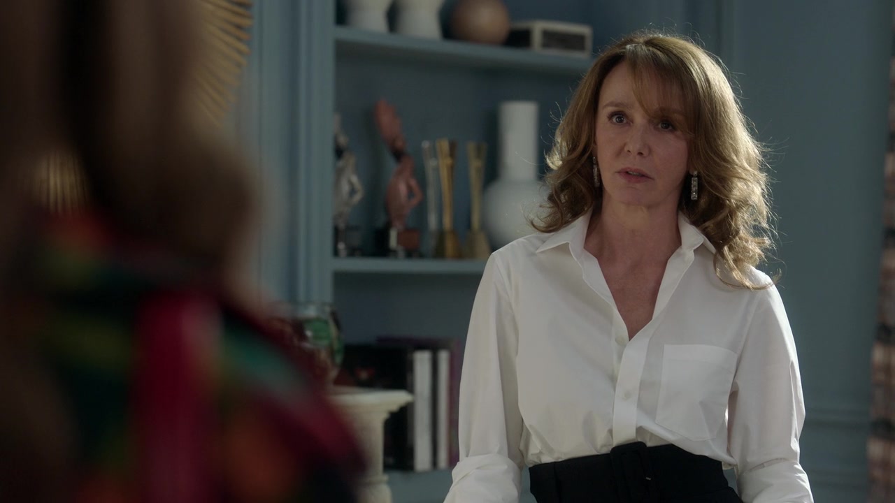 Emily_in_Paris_S01E05_Faux_Amis_720p_NF_WEB-DL_DDP5_1_x264-BTN_0805.jpg