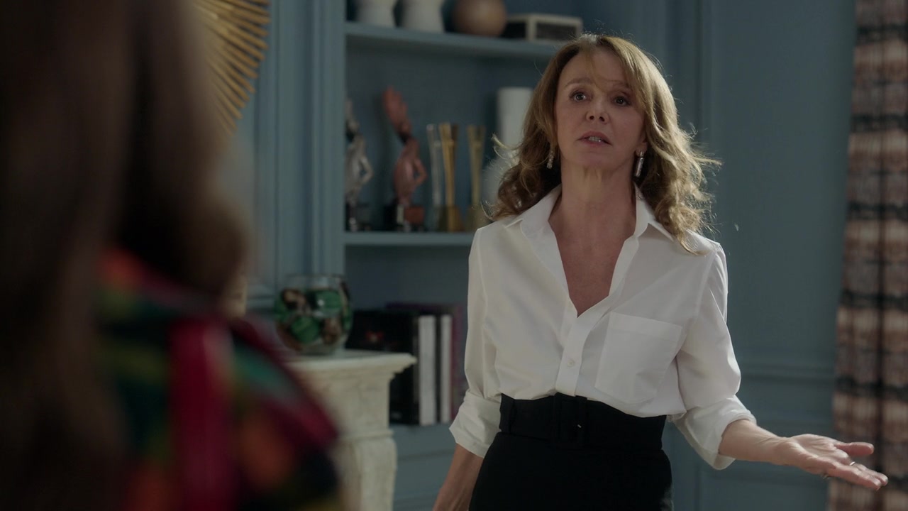 Emily_in_Paris_S01E05_Faux_Amis_720p_NF_WEB-DL_DDP5_1_x264-BTN_0813.jpg