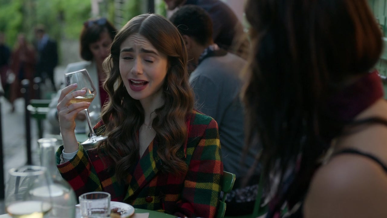 Emily_in_Paris_S01E05_Faux_Amis_720p_NF_WEB-DL_DDP5_1_x264-BTN_0841.jpg