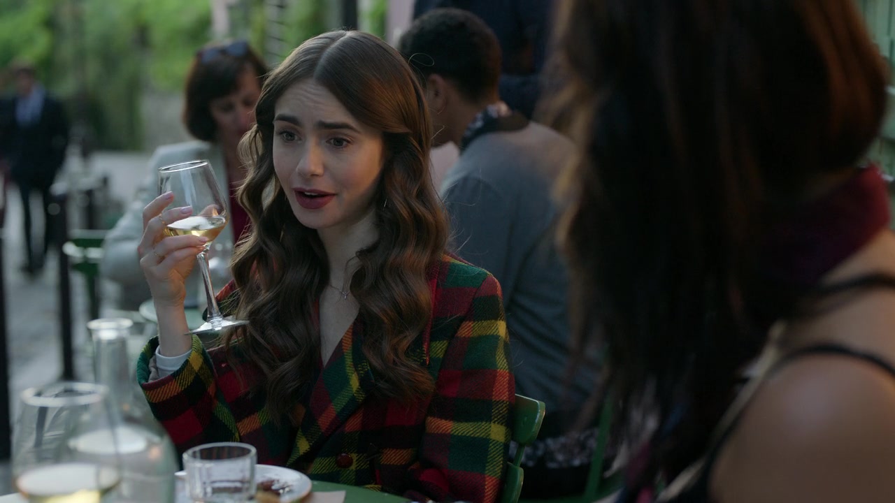 Emily_in_Paris_S01E05_Faux_Amis_720p_NF_WEB-DL_DDP5_1_x264-BTN_0842.jpg