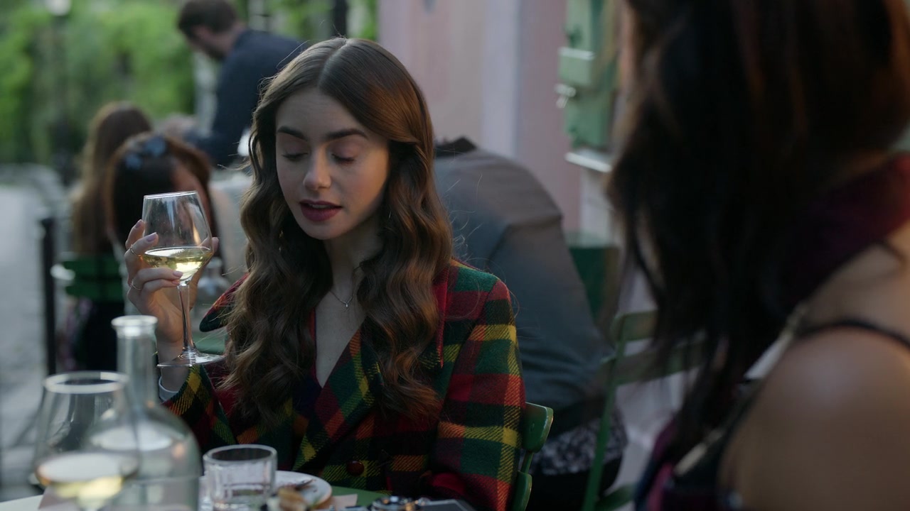 Emily_in_Paris_S01E05_Faux_Amis_720p_NF_WEB-DL_DDP5_1_x264-BTN_0865.jpg