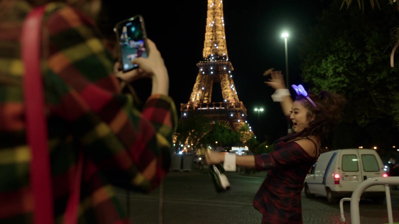 Emily_in_Paris_S01E05_Faux_Amis_720p_NF_WEB-DL_DDP5_1_x264-BTN_0894.jpg