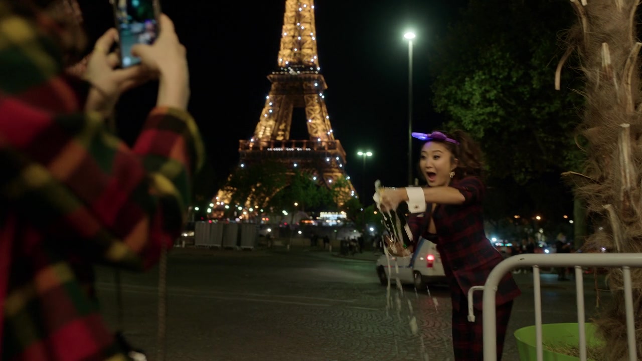 Emily_in_Paris_S01E05_Faux_Amis_720p_NF_WEB-DL_DDP5_1_x264-BTN_0895.jpg