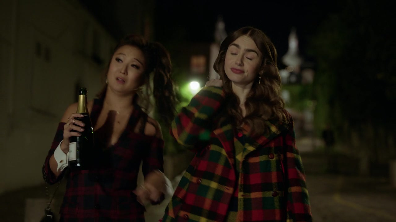 Emily_in_Paris_S01E05_Faux_Amis_720p_NF_WEB-DL_DDP5_1_x264-BTN_0910.jpg
