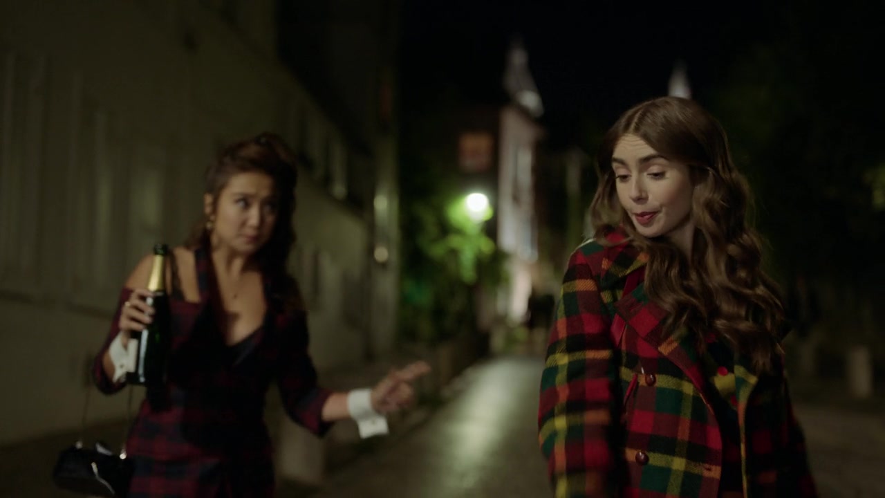 Emily_in_Paris_S01E05_Faux_Amis_720p_NF_WEB-DL_DDP5_1_x264-BTN_0914.jpg