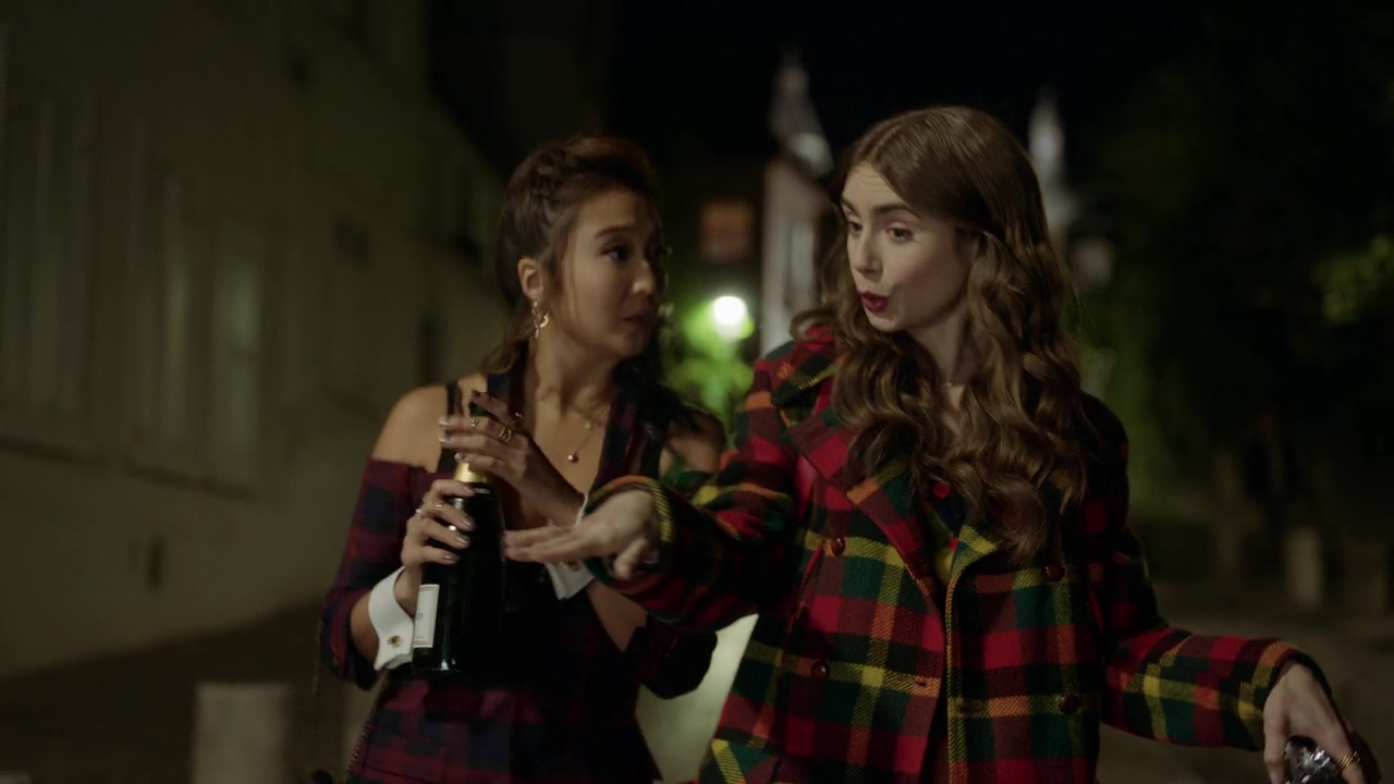 Emily_in_Paris_S01E05_Faux_Amis_720p_NF_WEB-DL_DDP5_1_x264-BTN_0915.jpg