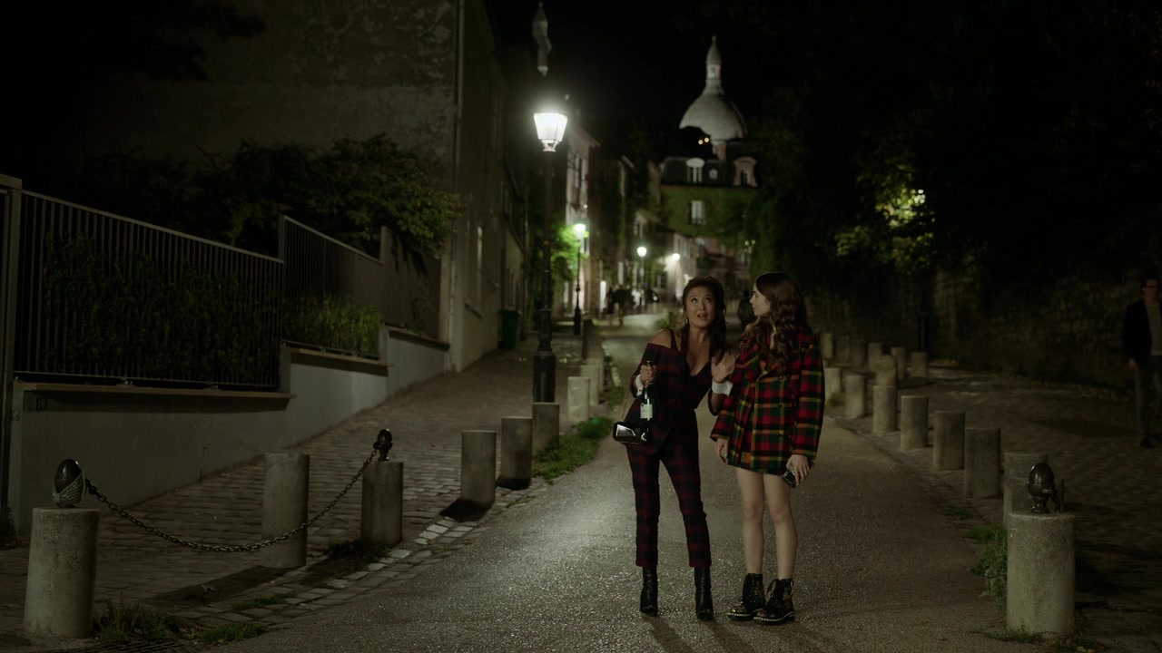 Emily_in_Paris_S01E05_Faux_Amis_720p_NF_WEB-DL_DDP5_1_x264-BTN_0929.jpg