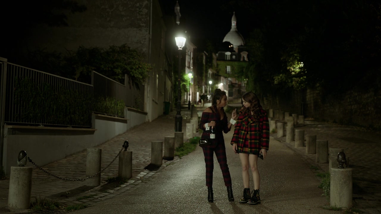 Emily_in_Paris_S01E05_Faux_Amis_720p_NF_WEB-DL_DDP5_1_x264-BTN_0930.jpg