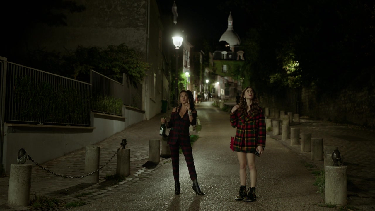 Emily_in_Paris_S01E05_Faux_Amis_720p_NF_WEB-DL_DDP5_1_x264-BTN_0932.jpg