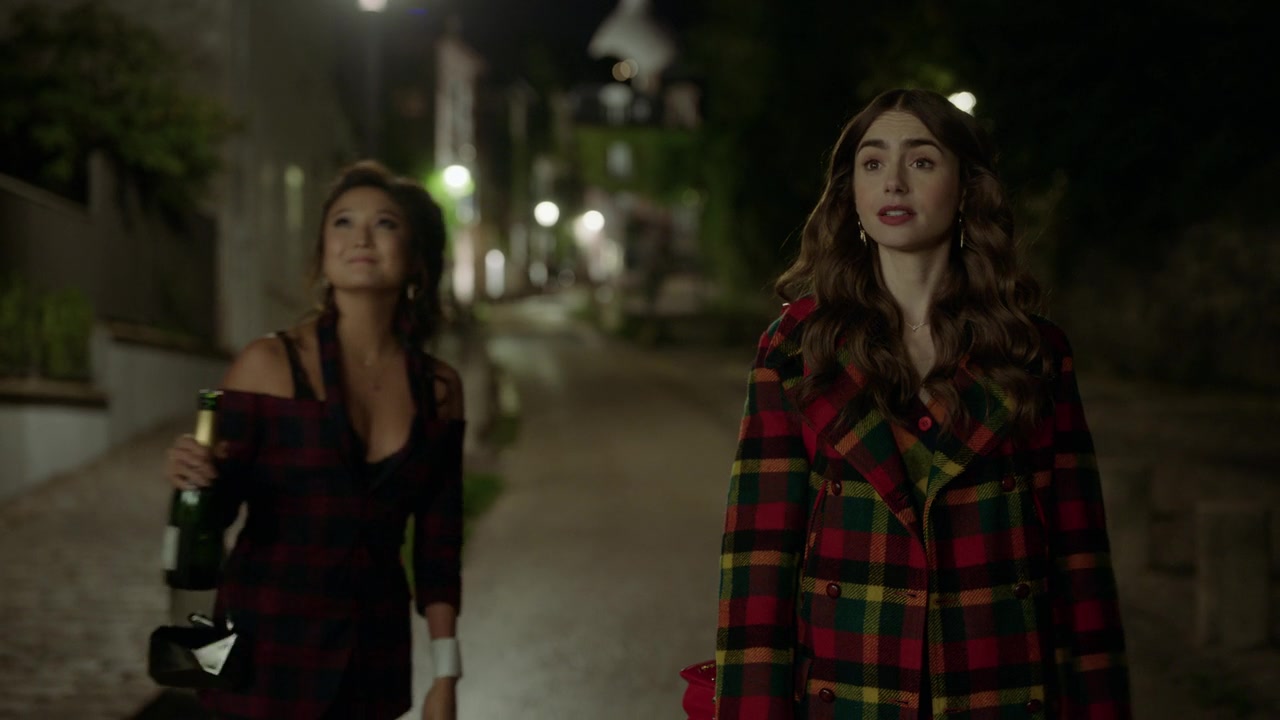 Emily_in_Paris_S01E05_Faux_Amis_720p_NF_WEB-DL_DDP5_1_x264-BTN_0936.jpg