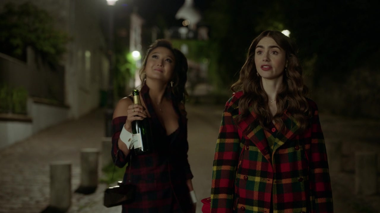 Emily_in_Paris_S01E05_Faux_Amis_720p_NF_WEB-DL_DDP5_1_x264-BTN_0937.jpg