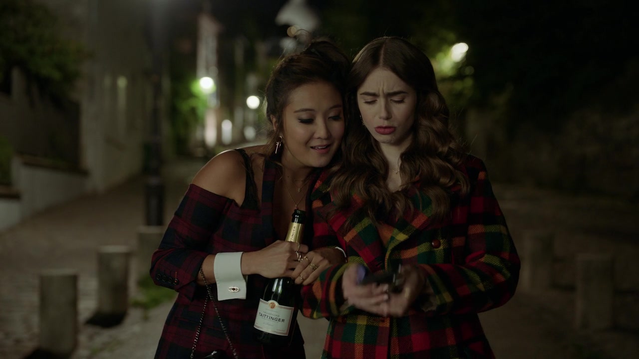 Emily_in_Paris_S01E05_Faux_Amis_720p_NF_WEB-DL_DDP5_1_x264-BTN_0943.jpg