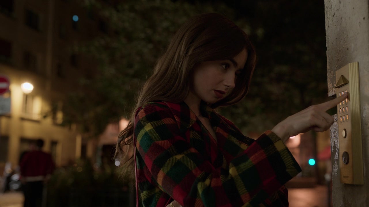 Emily_in_Paris_S01E05_Faux_Amis_720p_NF_WEB-DL_DDP5_1_x264-BTN_0950.jpg