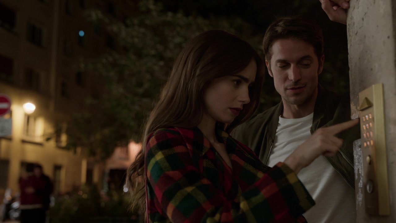 Emily_in_Paris_S01E05_Faux_Amis_720p_NF_WEB-DL_DDP5_1_x264-BTN_0956.jpg