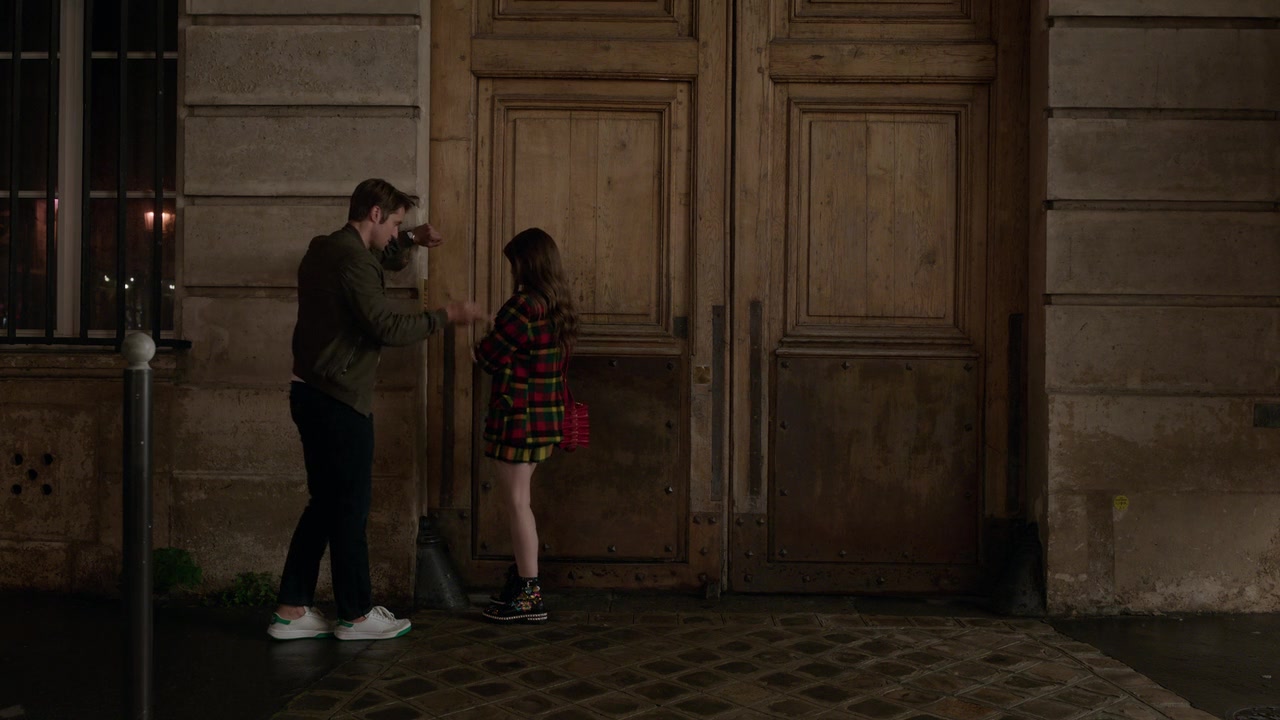 Emily_in_Paris_S01E05_Faux_Amis_720p_NF_WEB-DL_DDP5_1_x264-BTN_0960.jpg