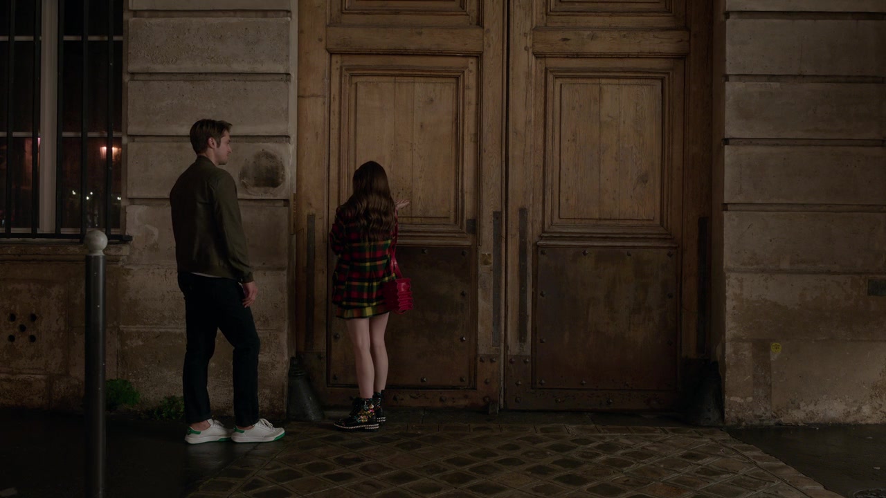 Emily_in_Paris_S01E05_Faux_Amis_720p_NF_WEB-DL_DDP5_1_x264-BTN_0961.jpg