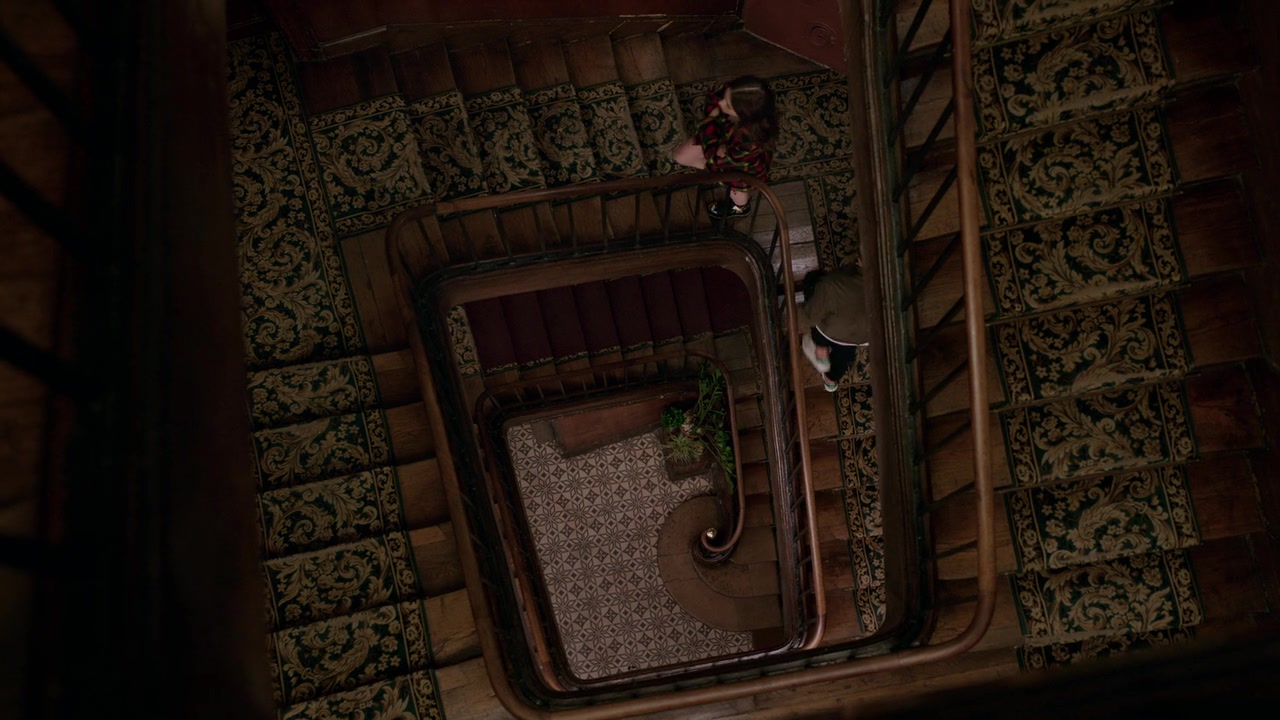 Emily_in_Paris_S01E05_Faux_Amis_720p_NF_WEB-DL_DDP5_1_x264-BTN_0965.jpg