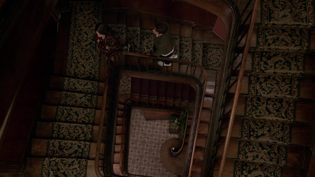 Emily_in_Paris_S01E05_Faux_Amis_720p_NF_WEB-DL_DDP5_1_x264-BTN_0968.jpg