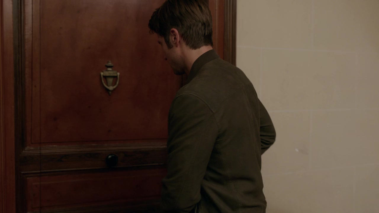 Emily_in_Paris_S01E05_Faux_Amis_720p_NF_WEB-DL_DDP5_1_x264-BTN_0974.jpg