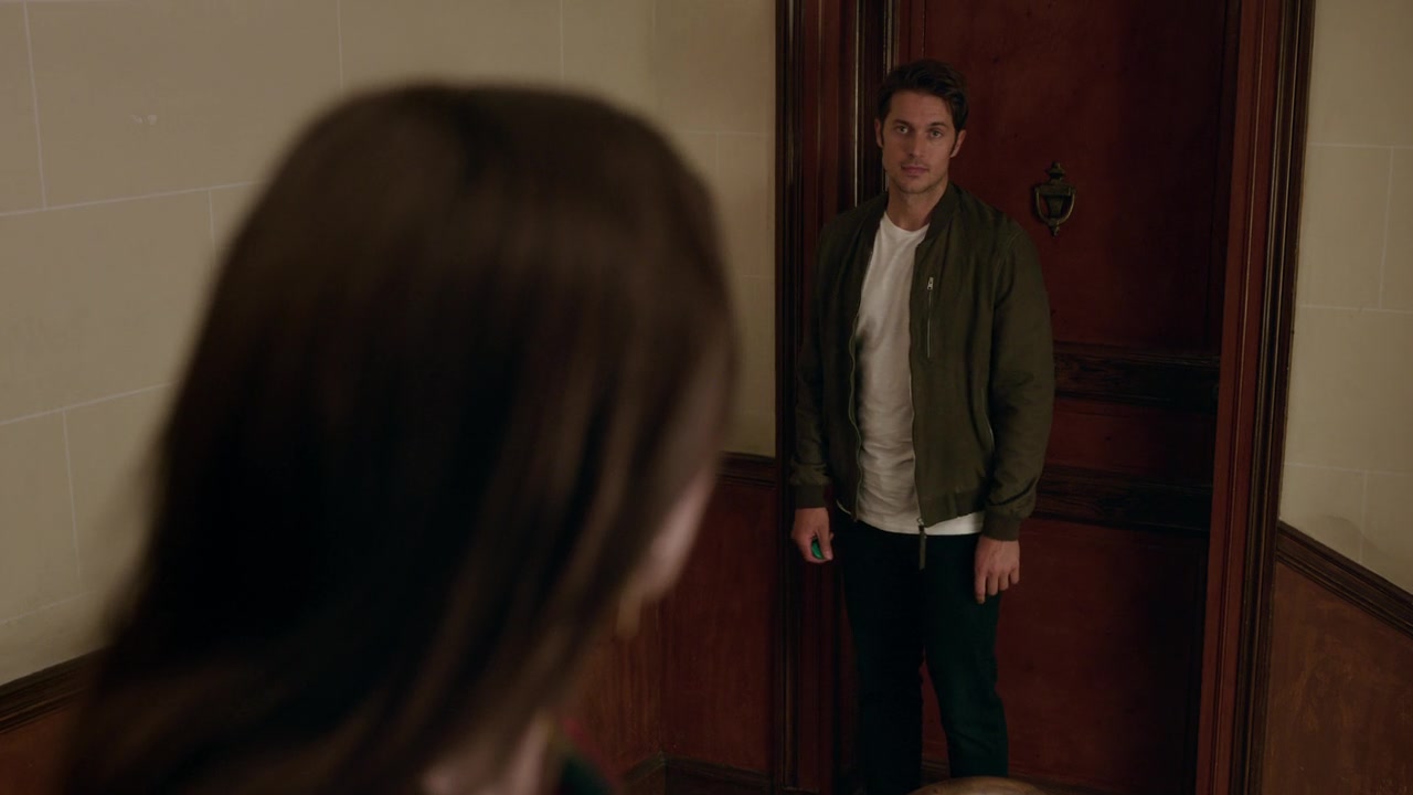 Emily_in_Paris_S01E05_Faux_Amis_720p_NF_WEB-DL_DDP5_1_x264-BTN_0981.jpg