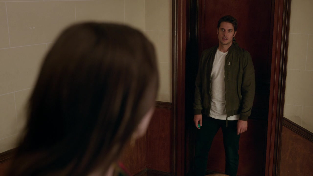 Emily_in_Paris_S01E05_Faux_Amis_720p_NF_WEB-DL_DDP5_1_x264-BTN_0982.jpg