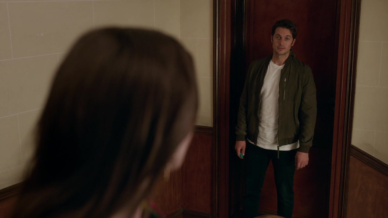 Emily_in_Paris_S01E05_Faux_Amis_720p_NF_WEB-DL_DDP5_1_x264-BTN_0984.jpg