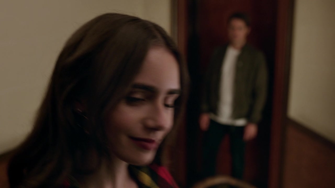 Emily_in_Paris_S01E05_Faux_Amis_720p_NF_WEB-DL_DDP5_1_x264-BTN_0991.jpg