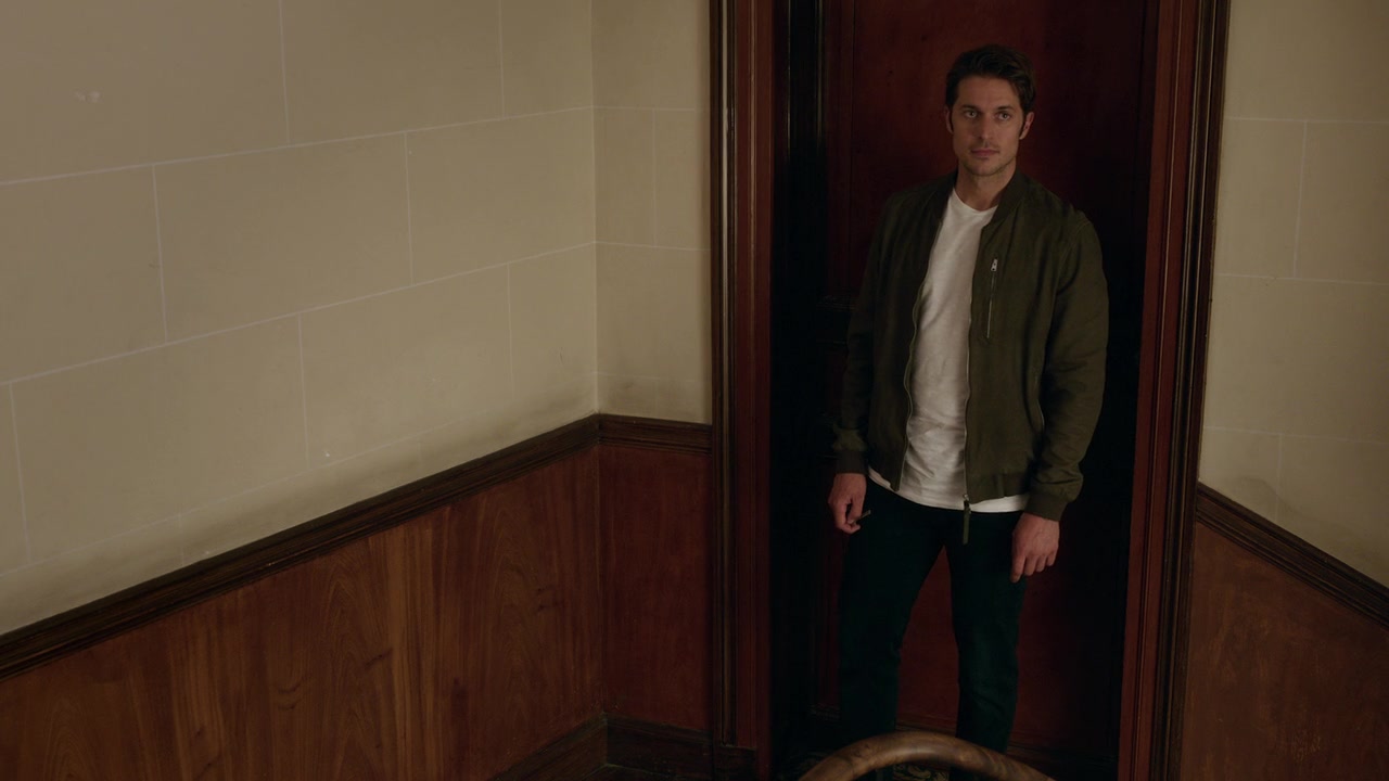 Emily_in_Paris_S01E05_Faux_Amis_720p_NF_WEB-DL_DDP5_1_x264-BTN_0993.jpg