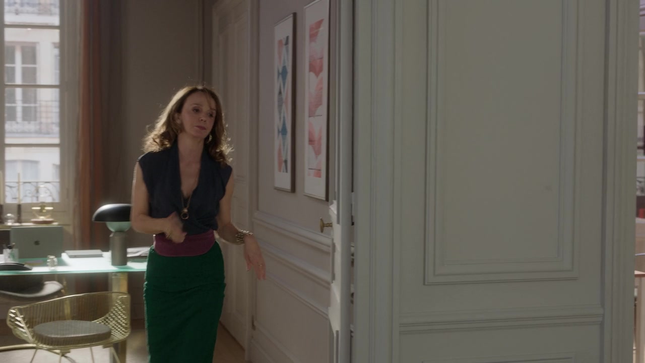 Emily_in_Paris_S01E05_Faux_Amis_720p_NF_WEB-DL_DDP5_1_x264-BTN_1000.jpg