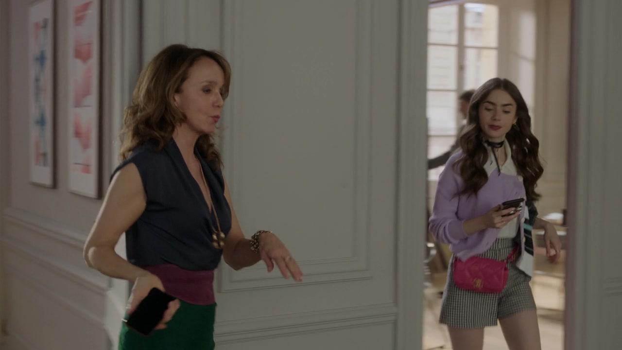 Emily_in_Paris_S01E05_Faux_Amis_720p_NF_WEB-DL_DDP5_1_x264-BTN_1001.jpg