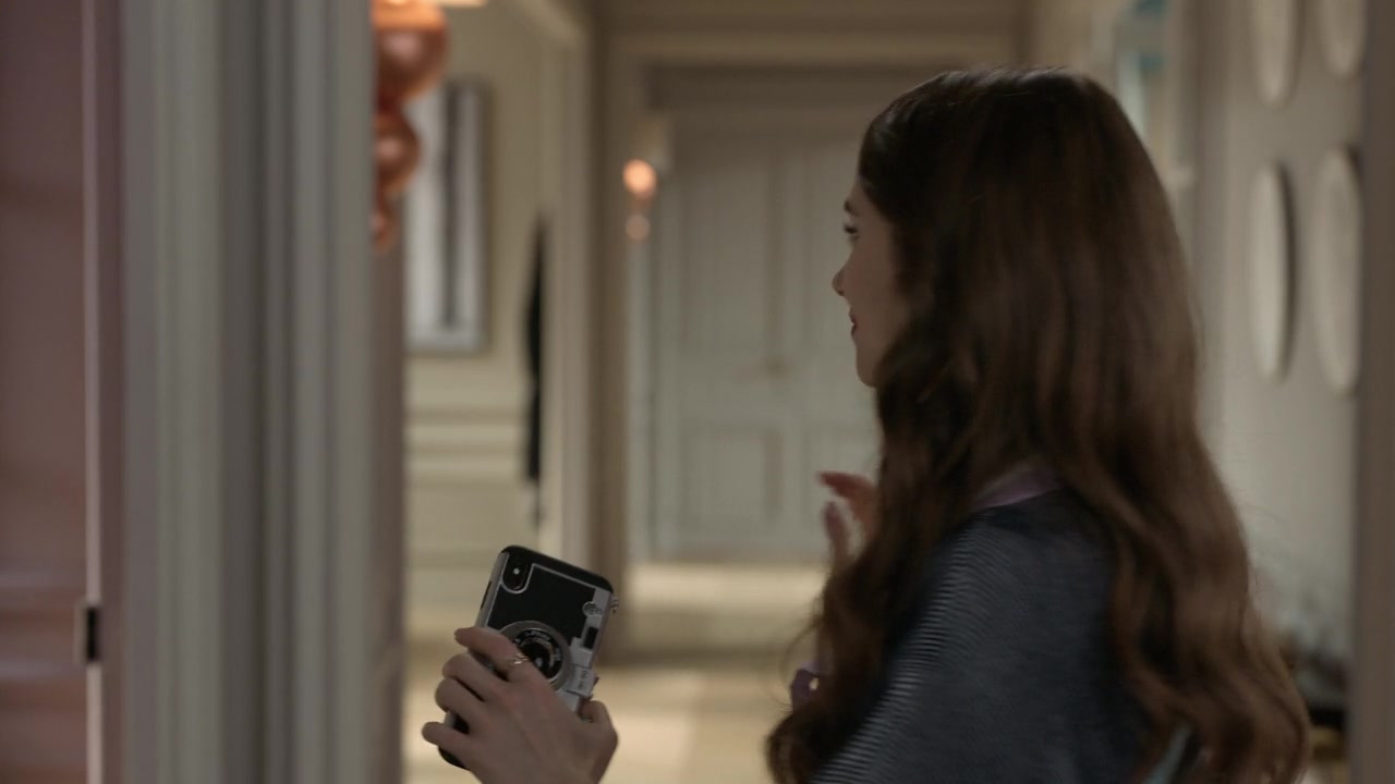 Emily_in_Paris_S01E05_Faux_Amis_720p_NF_WEB-DL_DDP5_1_x264-BTN_1038.jpg