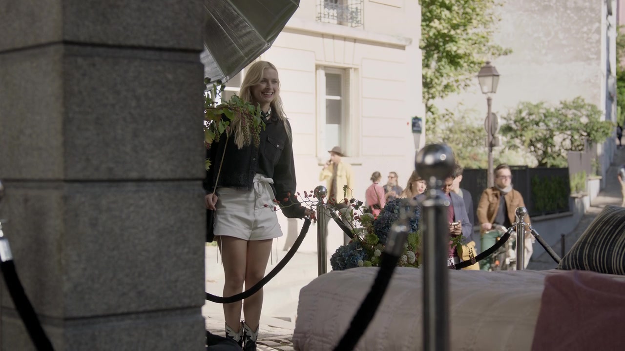 Emily_in_Paris_S01E05_Faux_Amis_720p_NF_WEB-DL_DDP5_1_x264-BTN_1046.jpg