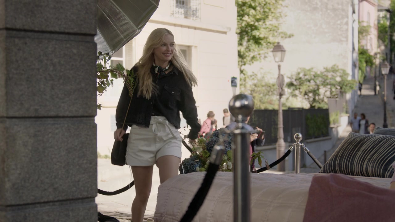 Emily_in_Paris_S01E05_Faux_Amis_720p_NF_WEB-DL_DDP5_1_x264-BTN_1048.jpg
